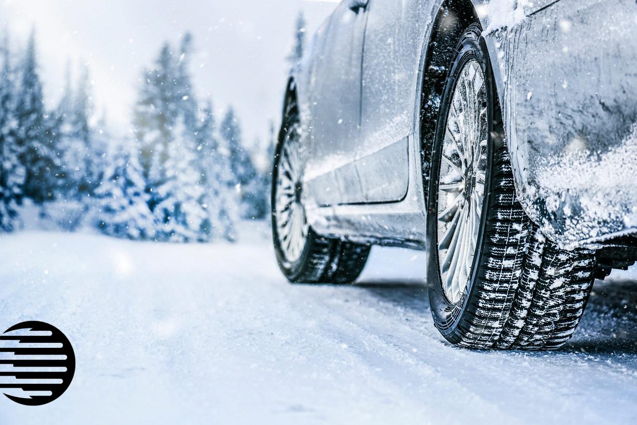 L’équipement ou le changement des pneus de manière à ce qu’ils soient adaptés à la neige est obligatoire dans les communes montagneuses françaises